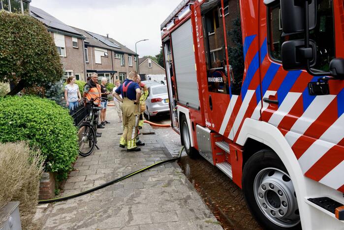 Brandweer spoelt riool door na vreemde lucht