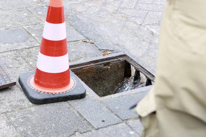 Brandweer spoelt riool door na vreemde lucht