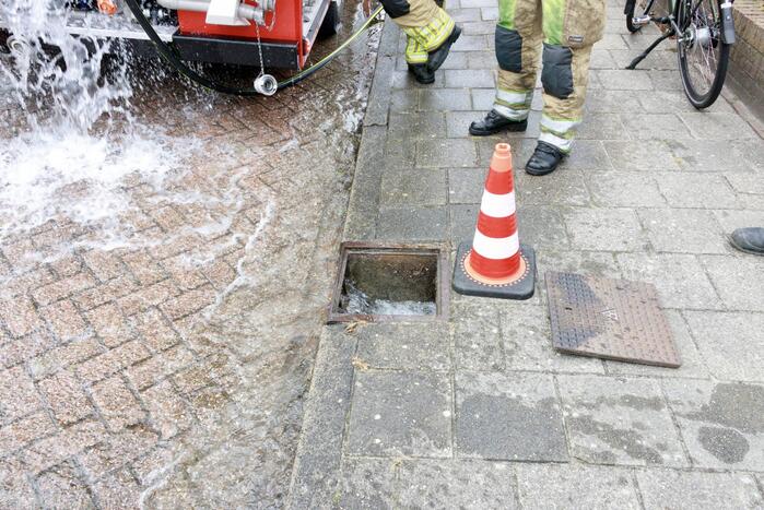 Brandweer spoelt riool door na vreemde lucht