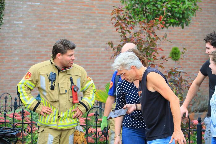 Brandweer spoelt riool door na vreemde lucht
