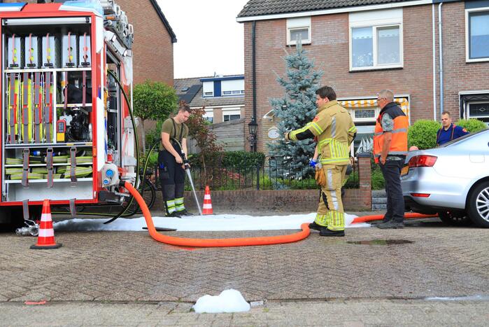 Brandweer spoelt riool door na vreemde lucht