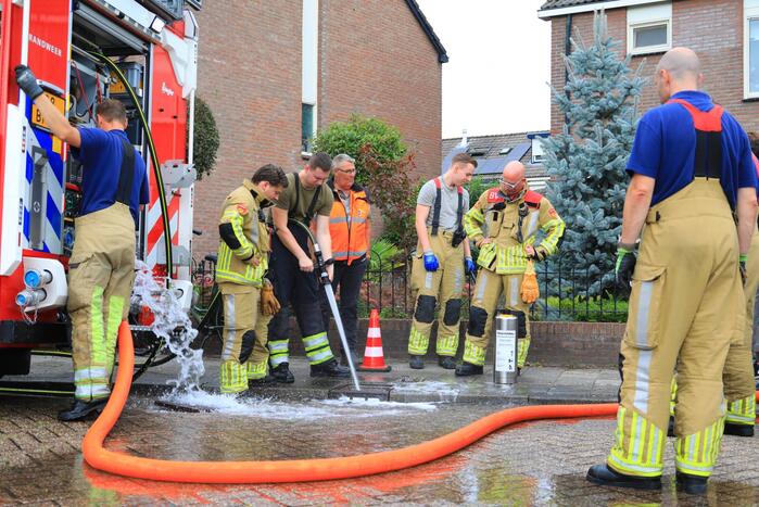 Brandweer spoelt riool door na vreemde lucht