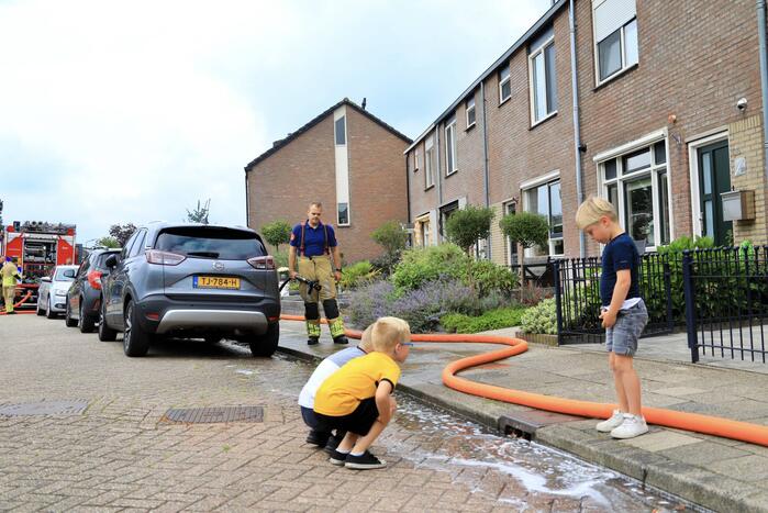 Brandweer spoelt riool door na vreemde lucht