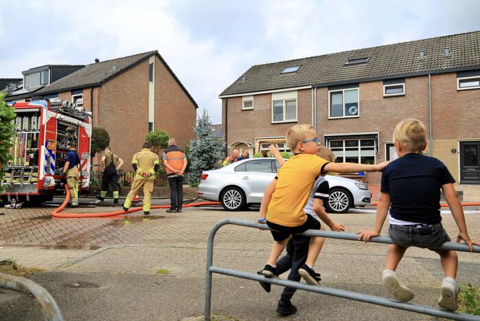 Brandweer spoelt riool door na vreemde lucht