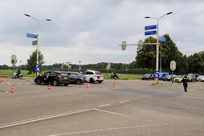 Flinke schade bij verkeersongeval op kruispunt