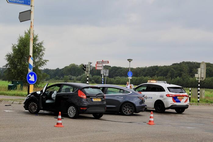 Flinke schade bij verkeersongeval op kruispunt