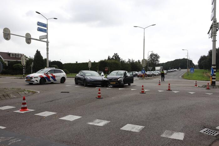 Flinke schade bij verkeersongeval op kruispunt