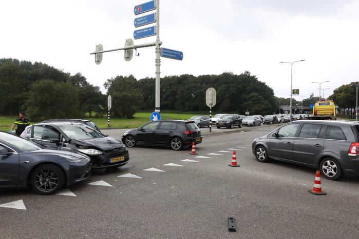 Flinke schade bij verkeersongeval op kruispunt