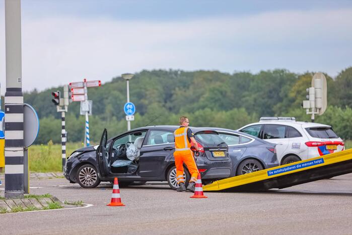 Flinke schade bij verkeersongeval op kruispunt