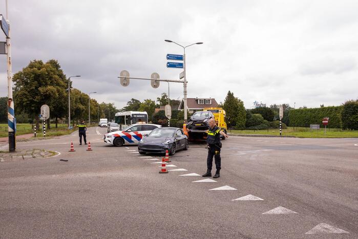 Flinke schade bij verkeersongeval op kruispunt