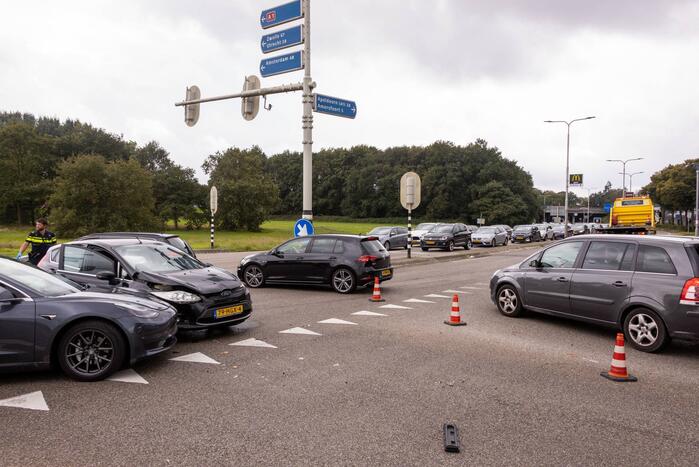 Flinke schade bij verkeersongeval op kruispunt