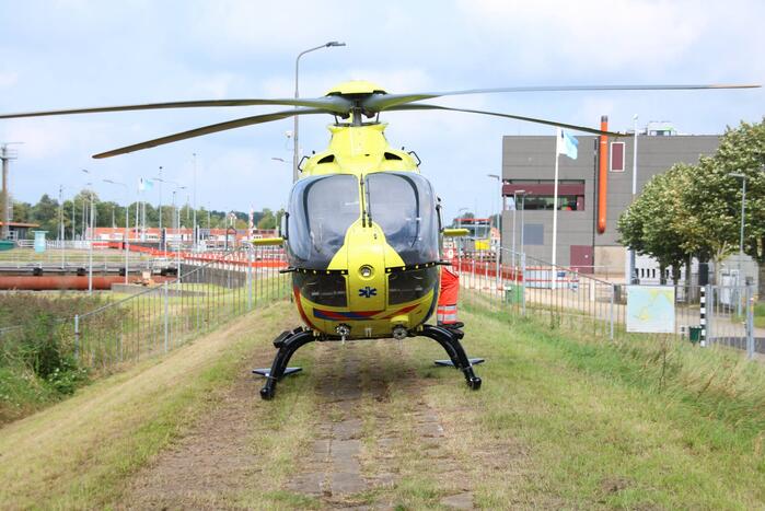 Persoon ernstig gewond op binnenvaartschip