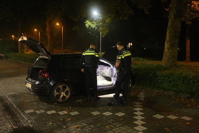 Politie doet onderzoek naar brand in personenauto