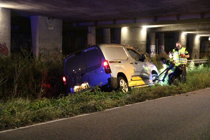 Bestelbus belandt in berm bij ongeval