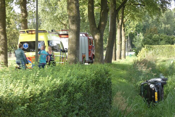 Auto in sloot nadat het uit de bocht vliegt
