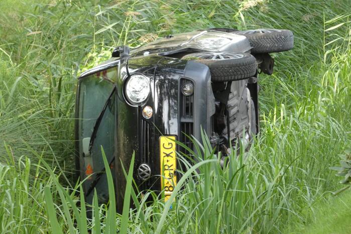 Auto in sloot nadat het uit de bocht vliegt