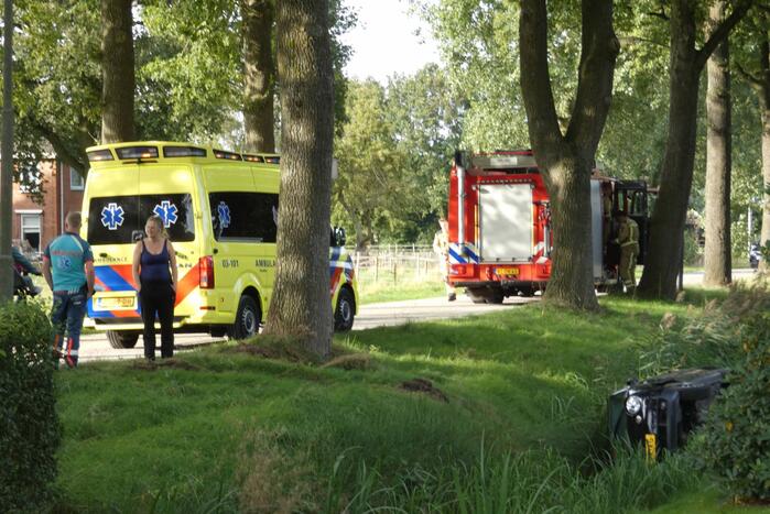 Auto in sloot nadat het uit de bocht vliegt