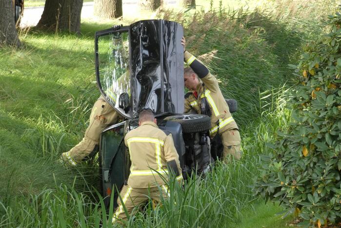 Auto in sloot nadat het uit de bocht vliegt