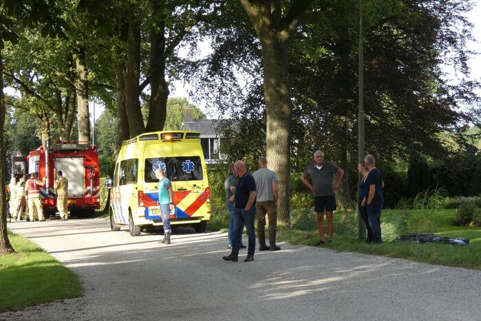 Auto in sloot nadat het uit de bocht vliegt