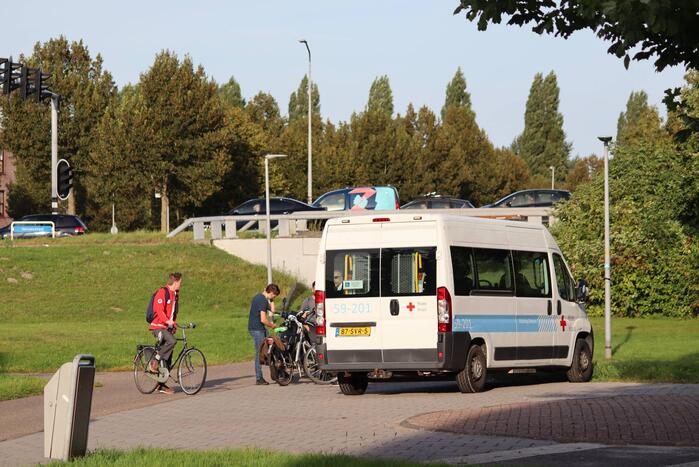 Fietser en scooter in botsing