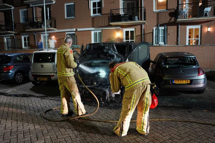 Bestelbus gaat in vlammen op