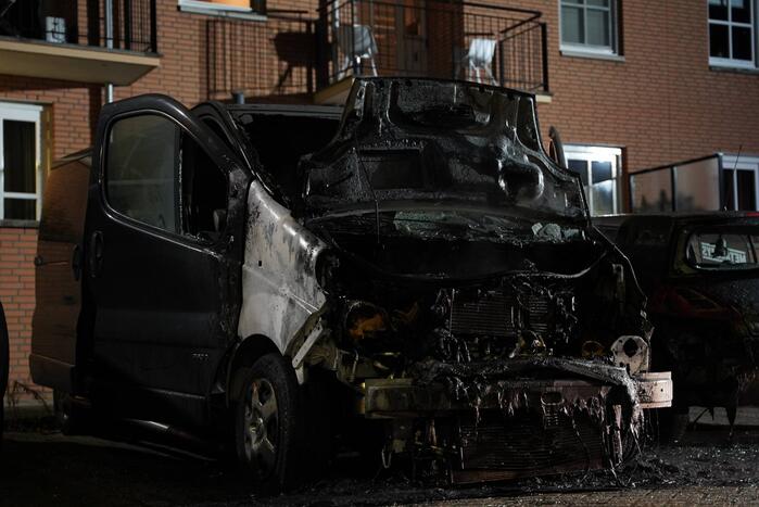 Bestelbus gaat in vlammen op