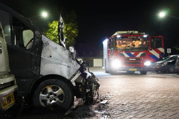 Bestelbus gaat in vlammen op