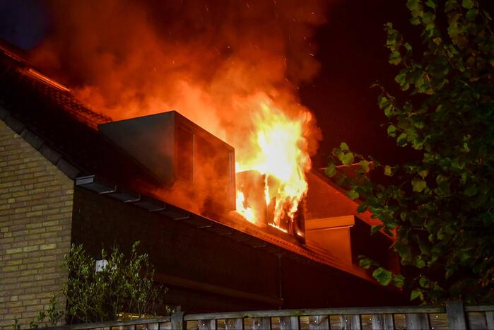 Enorme vlammen bij uitslaande woningbrand