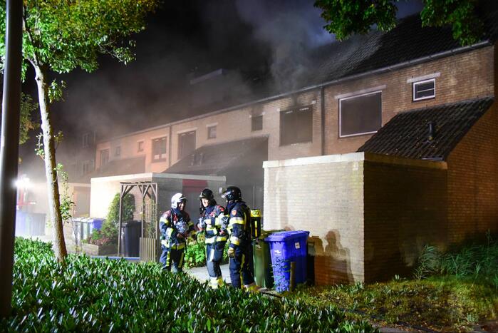 Enorme vlammen bij uitslaande woningbrand
