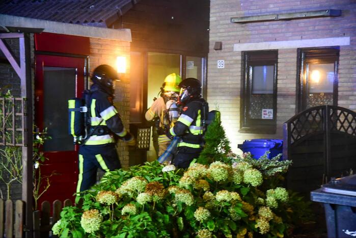 Enorme vlammen bij uitslaande woningbrand