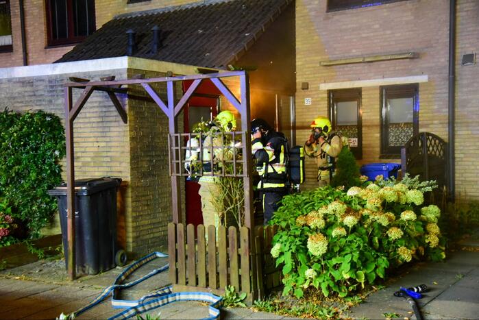 Enorme vlammen bij uitslaande woningbrand