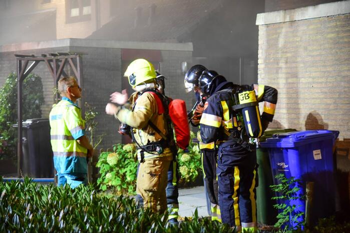 Enorme vlammen bij uitslaande woningbrand