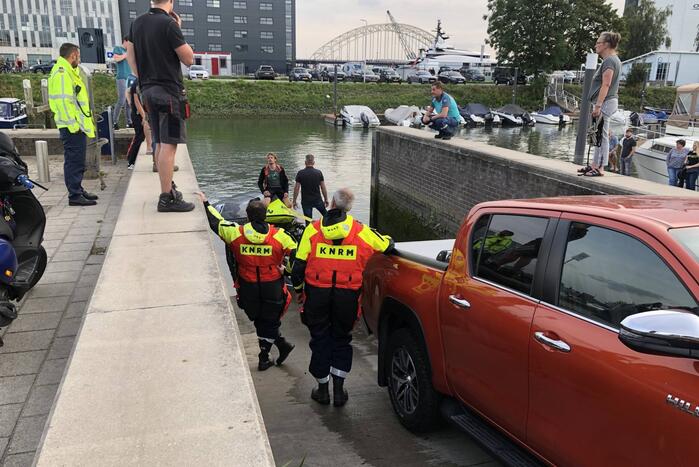Omgeslagen boot wordt opgetakeld in jachthaven