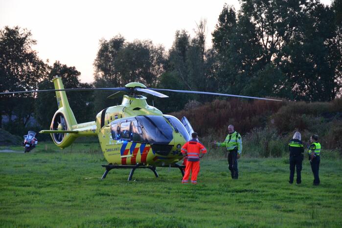 Man op crossmotor ernstig gewond