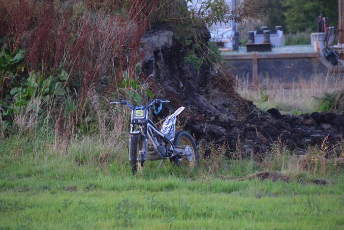 Man op crossmotor ernstig gewond