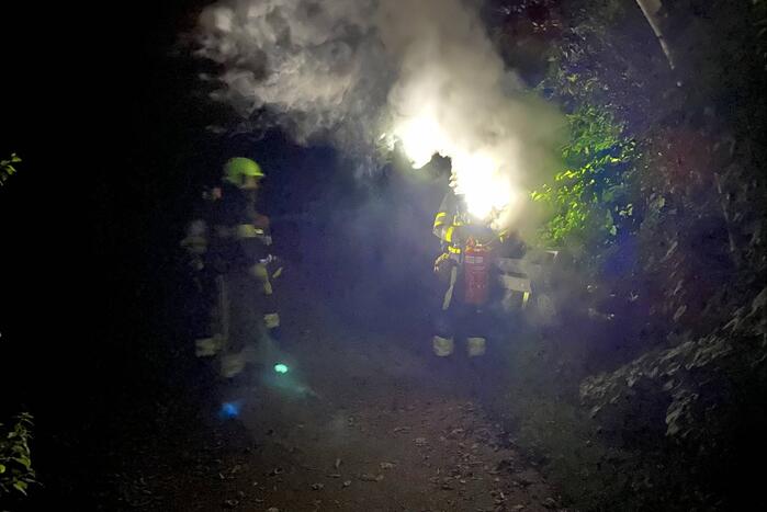 Brand in prullenbak met poederblusser geblust