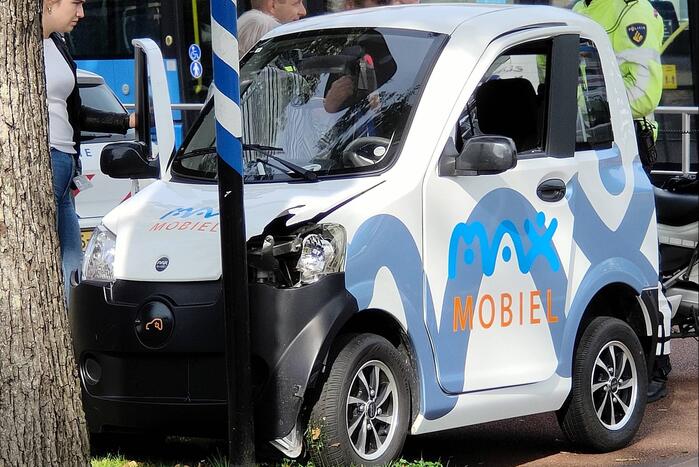 Max mobiel botst tegen verkeerspaal