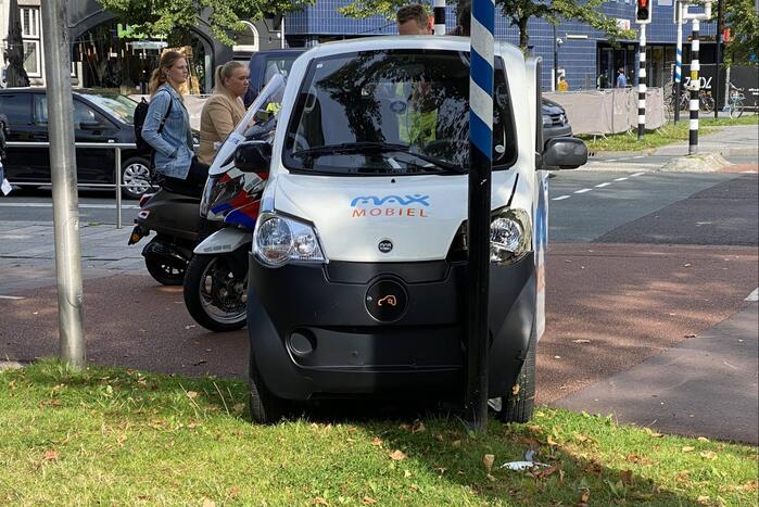 Max mobiel botst tegen verkeerspaal