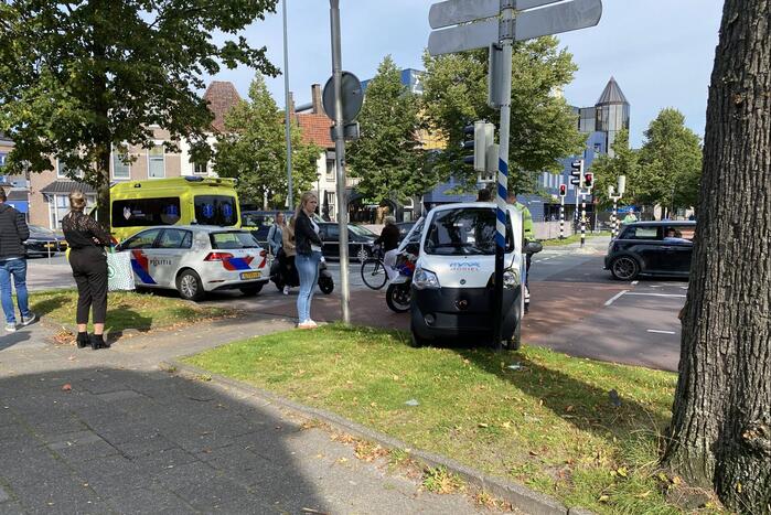 Max mobiel botst tegen verkeerspaal
