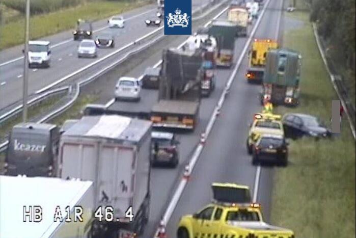 Vrachtwagen en personenauto botsen op snelweg