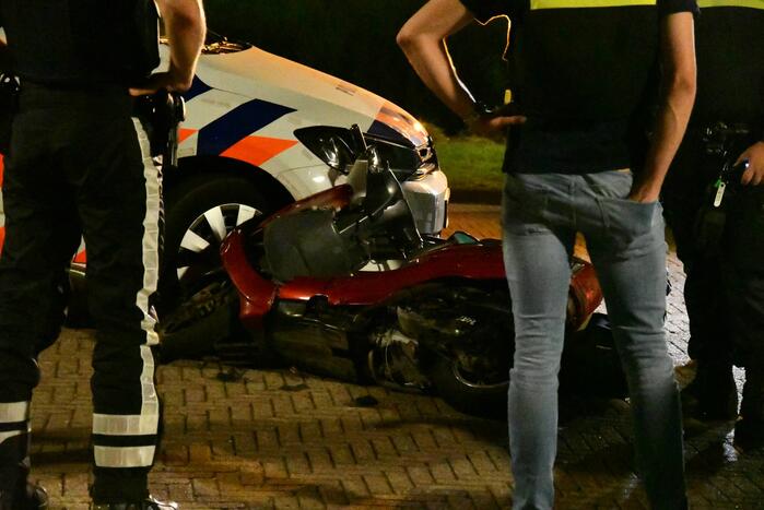 Scooter crasht bij achtervolging