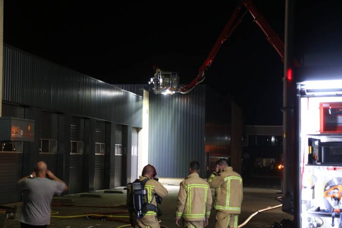 Grote brand bij bedrijfspand
