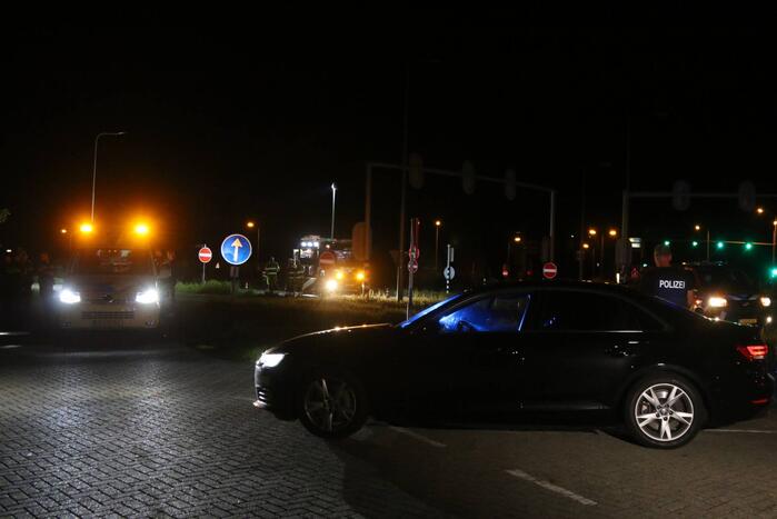 Auto belandt in weiland na botsing