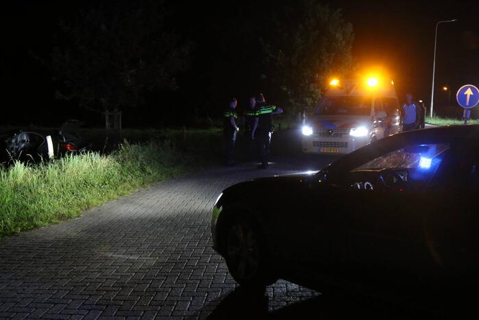 Auto belandt in weiland na botsing