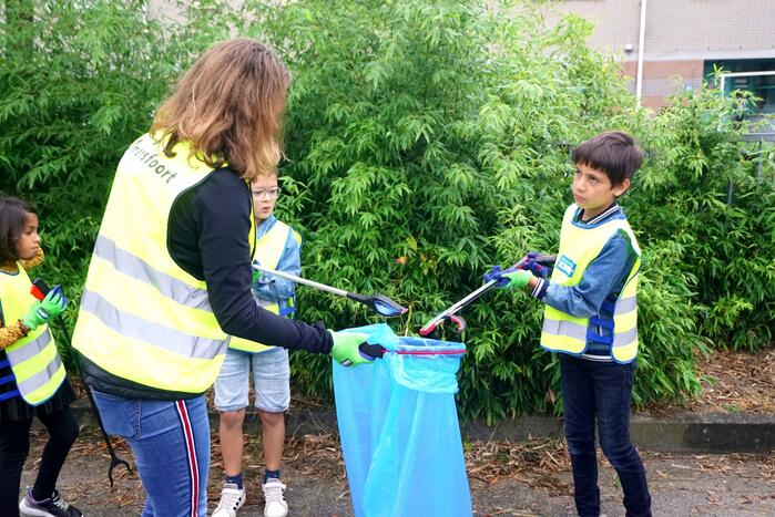 Basisschoolleerlingen speuren naar straatafval