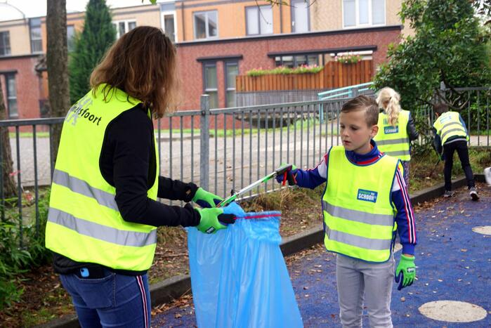 Basisschoolleerlingen speuren naar straatafval
