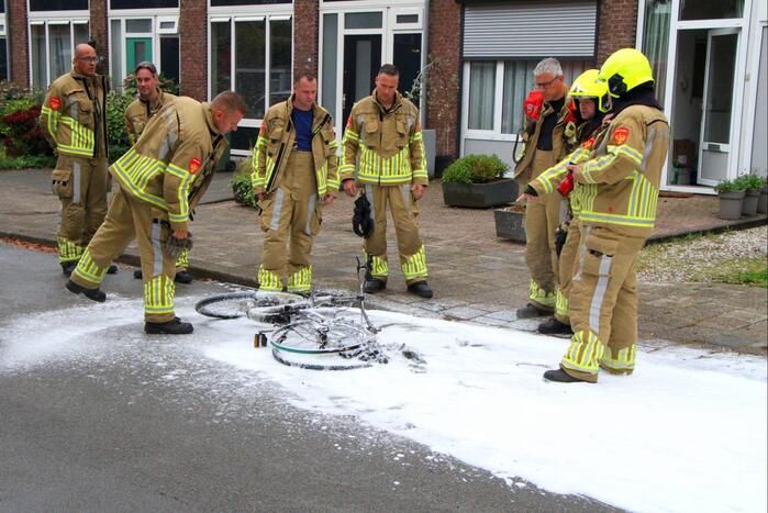 Elektrische fiets vliegt tijdens het fietsen in brand