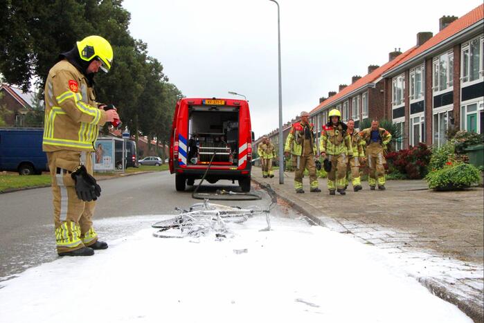 Elektrische fiets vliegt tijdens het fietsen in brand