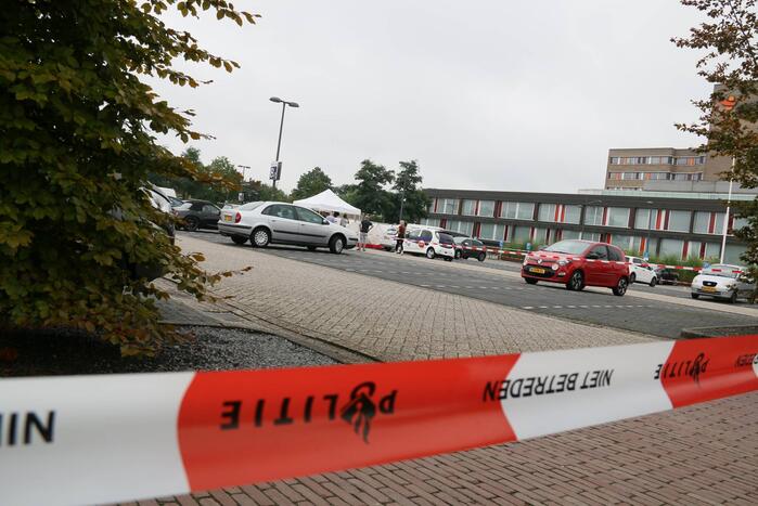 Dode onder verdachte omstandigheden gevonden op parkeerplaats