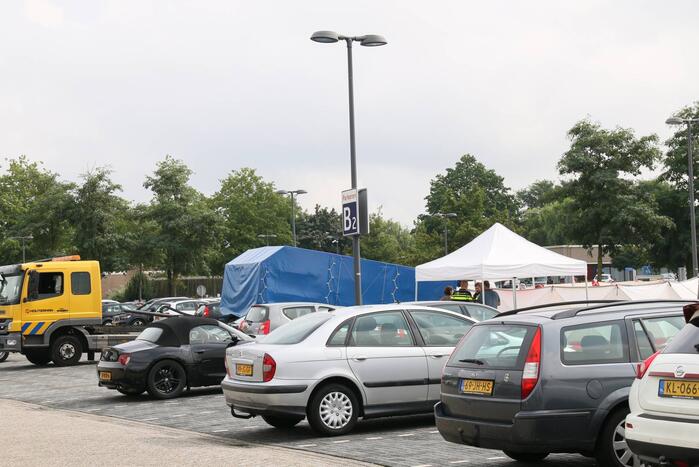Dode onder verdachte omstandigheden gevonden op parkeerplaats